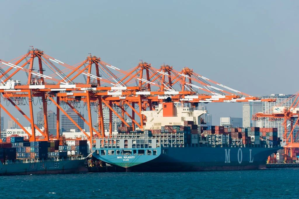 Shipping containers ready for delivery across United States service areas