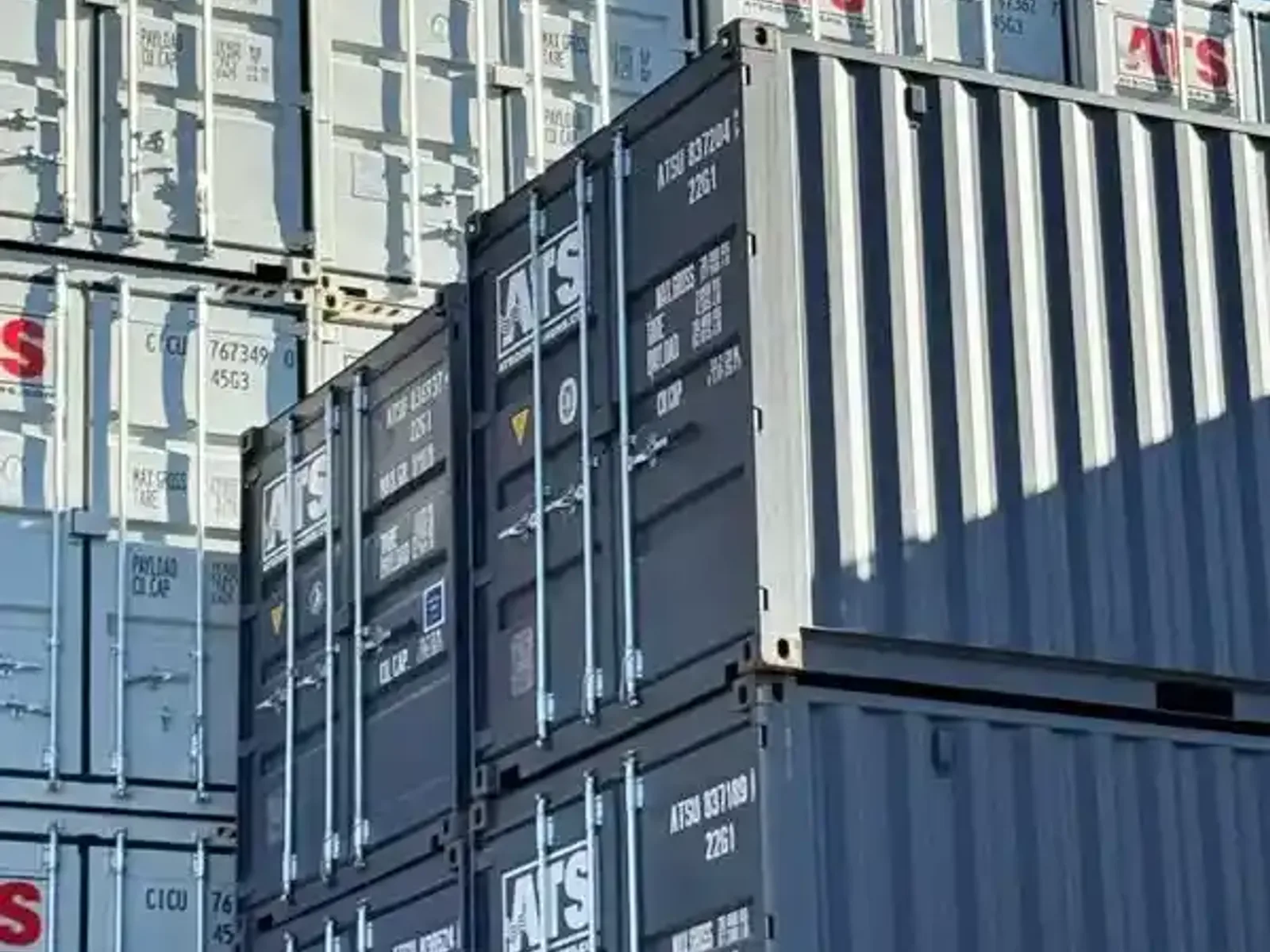20ft shipping container in a USA logistics environment